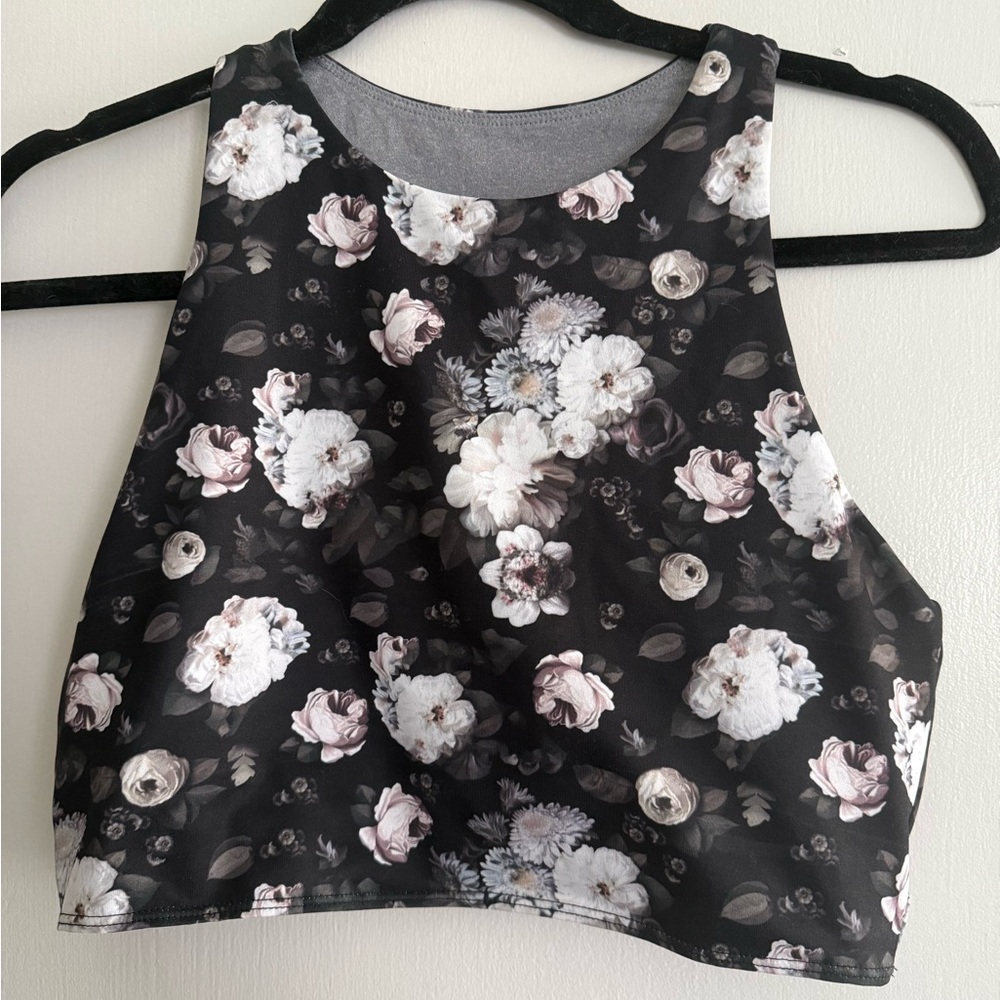Black and White Sleeveless Crop Sports Bra